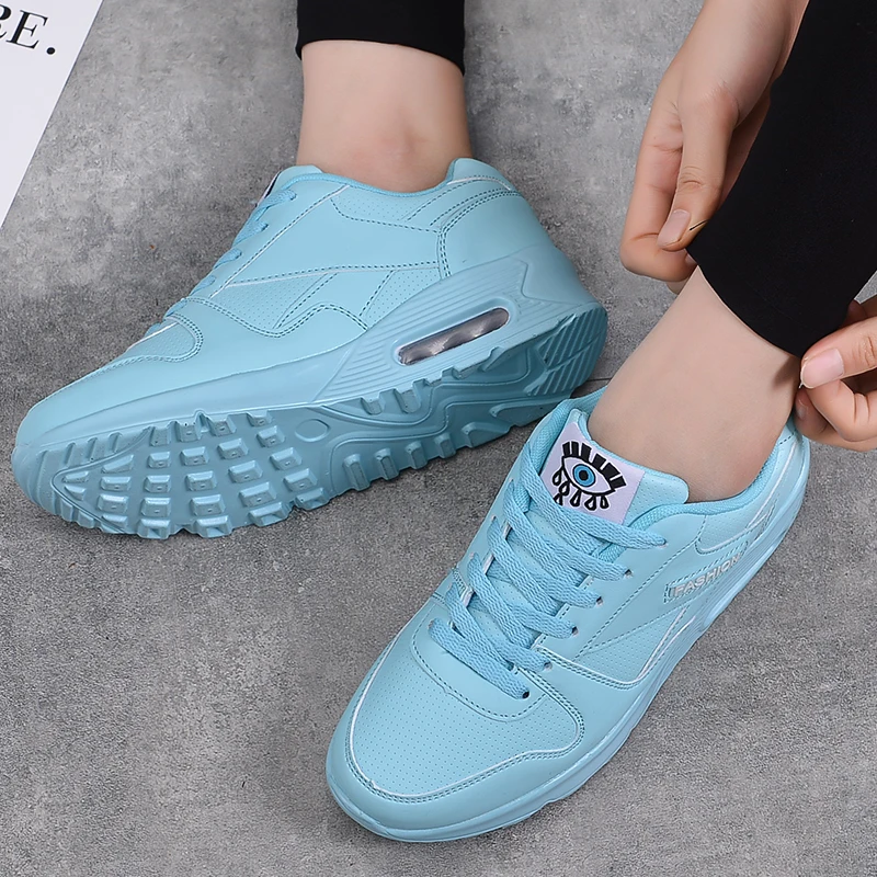 Женские кроссовки на вулканизированной подошве белые платформе повседневная