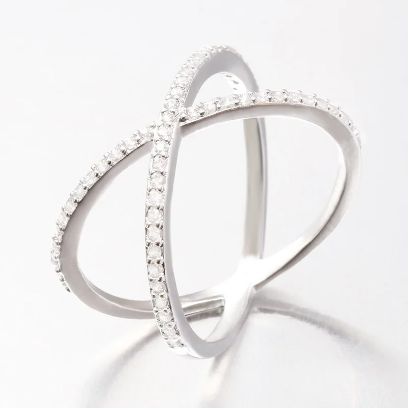 Роскошное кольцо из серебра 925 пробы с инкрустированным фианитом роскошное