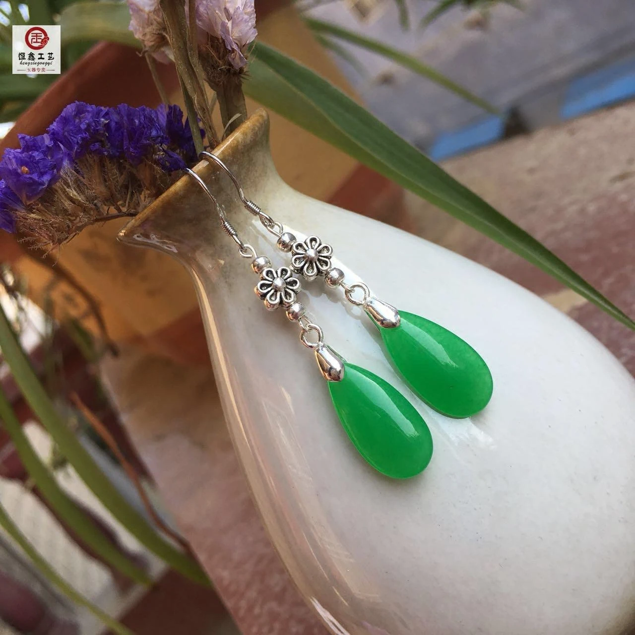 Оригинальные серьги капельки из серебра 925 пробы с натуральным зеленым нефритом