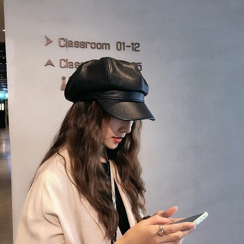 

Новинка 2022, восьмиугольная Женская кепка, Британская мода, женская простая черно-белая кепка в стиле милитари, кожаный берет в стиле ретро, М...