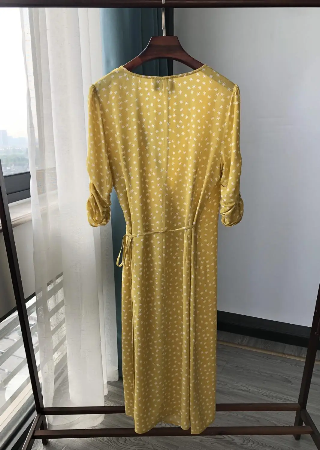 Женское платье с запахом и V-образным вырезом на пуговицах | Женская одежда