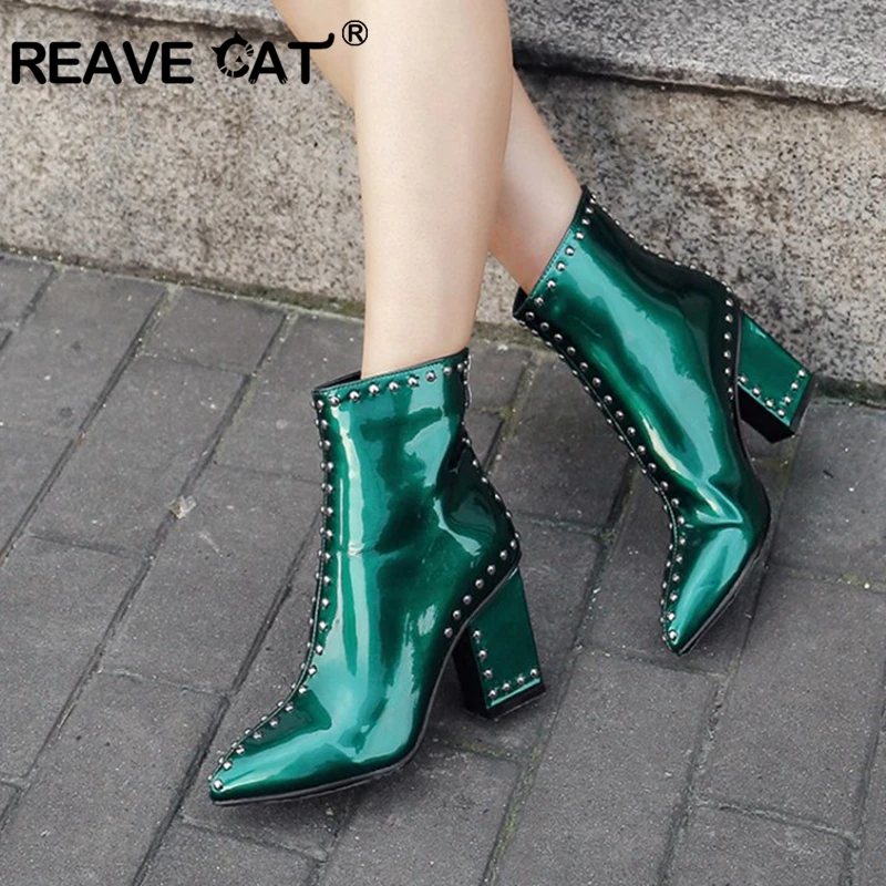 REAVE CAT/женские ботильоны в британском стиле с заклепками. Вечерние туфли на высоком каблуке с острым носком на молнии сзади и заклепками