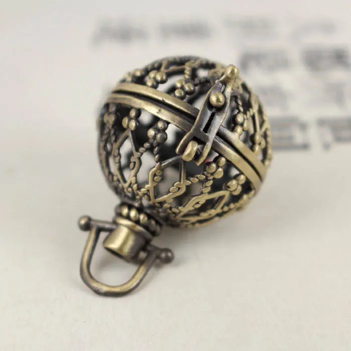 

1pc Aroma Locket Pendant Retro Antique Bronze Round Ball Aromatherapy Essential Oil Diffuser Perfume Locket Pendant Jewelry