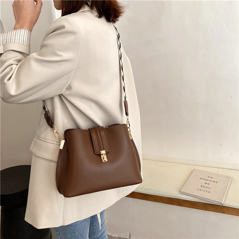 

MANHAN Vintage Simple Small PU Leather Bucket Crossbody Bags for Women 2021 Designer Fashion Lady Luxury Black Shoulder Handbags