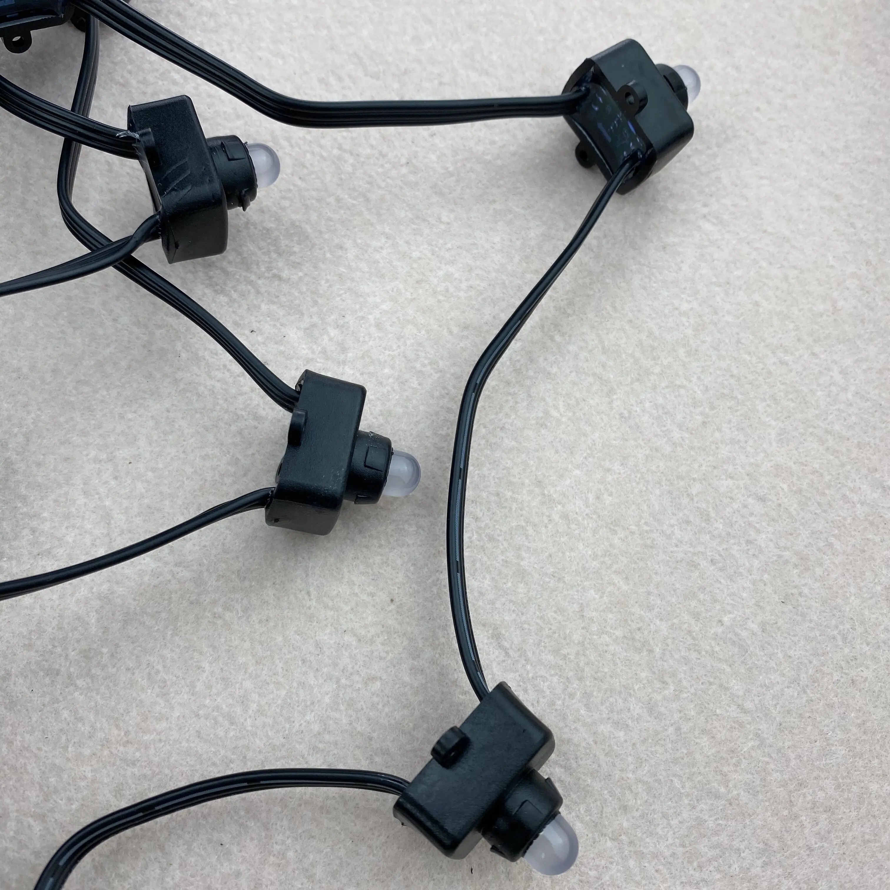 

С черным чехлом; Регулируемый пиксельный узел sqaure 100 шт./струна 12 В постоянного тока 12 мм WS2811 RGB, черный провод 18AWG, IP68;