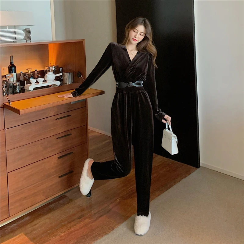 Женский бархатный комбинезон с V-образным вырезом и высокой талией