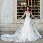 Свадебное платье с длинными рукавами и кружевной аппликацией