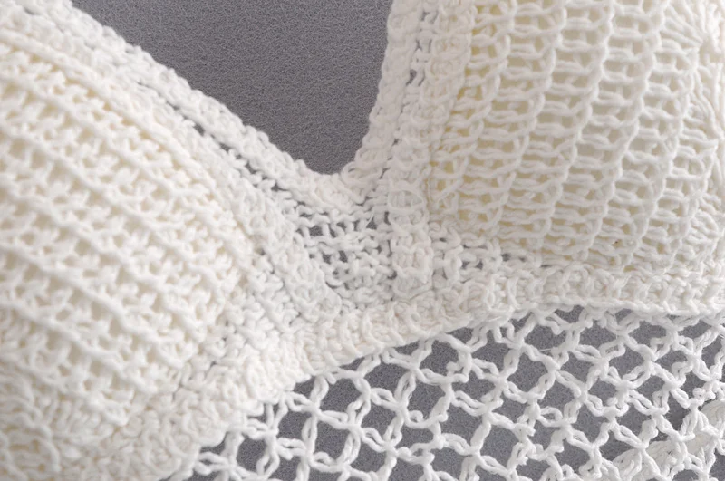 Женский укороченный топ без рукавов с вырезами и кисточками |