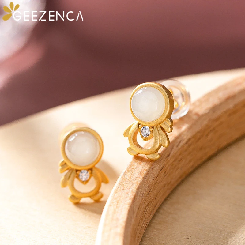 Серьги гвоздики из белого и зеленого нефрита с золотым покрытием стерлингового