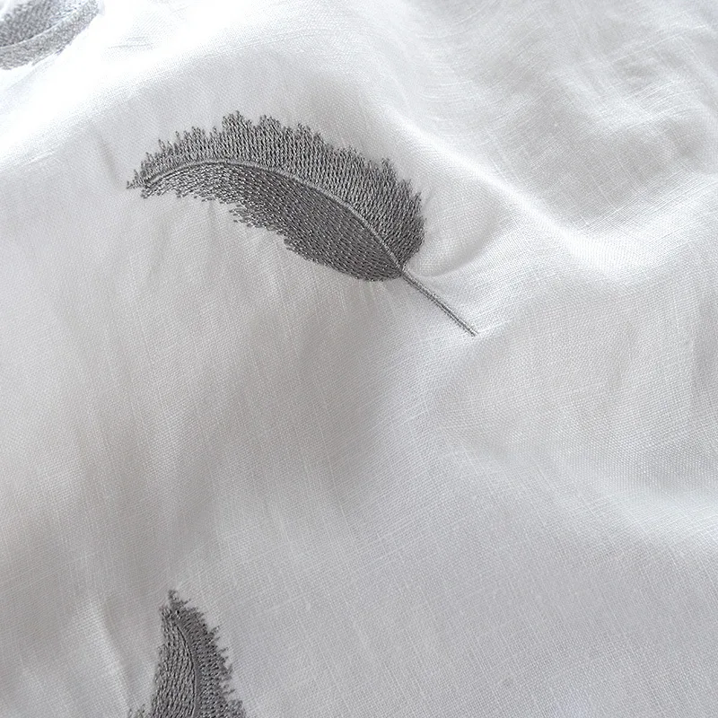 Мужская футболка с коротким рукавом и круглым вырезом вышивкой перьями