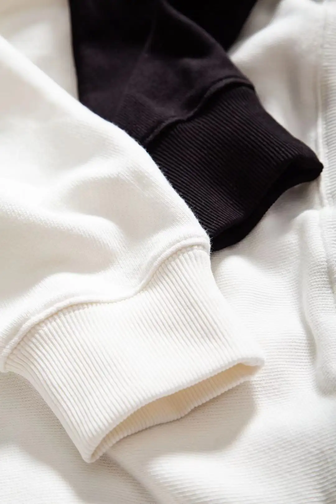 

2021 couple early autumn embroidery simple casual solid color high quality round neck sweater