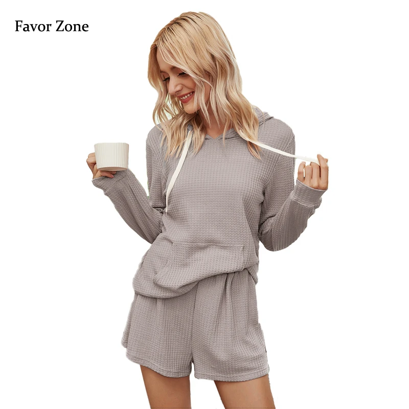 

Однотонный спортивный костюм для женщин, пуловер с капюшоном и карманами, футболка с длинным рукавом, свободные шорты, женский костюм из дву...
