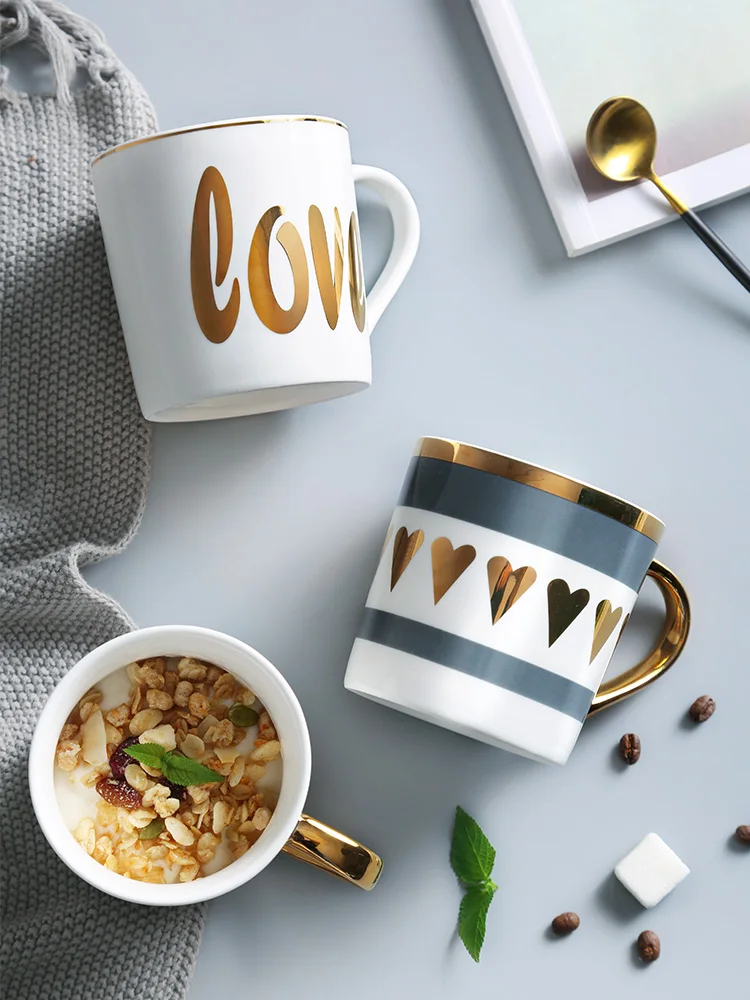 Креативная большая кофейная кружка белого и золотого цвета с буквенным принтом