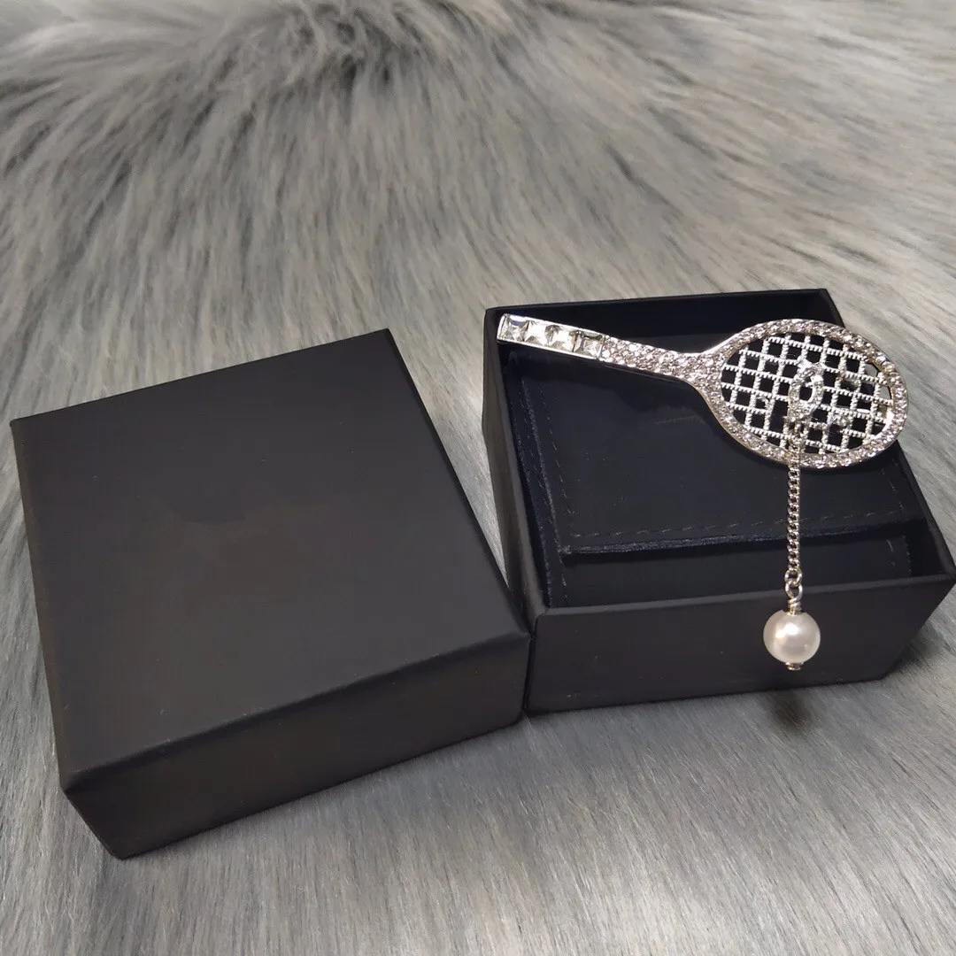 

Luxury Original Brand Designer C&C Letter Stamp Black Badminton Racket Brooches Vintage Pins Brooch For Women Party Jewelry Gift