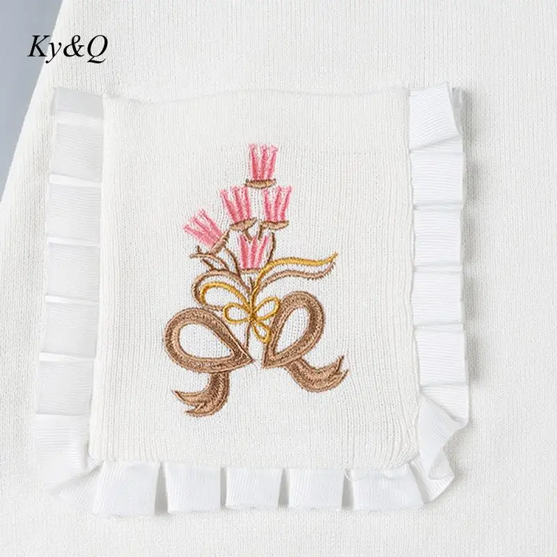 Женское трикотажное платье длинное приталенное с цветочной вышивкой отворотом и