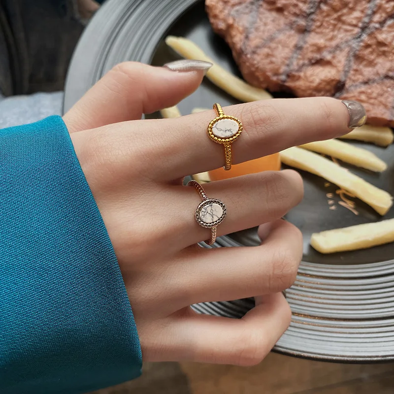 Кольцо женское регулируемое с овальным красным кристаллом и опалом |