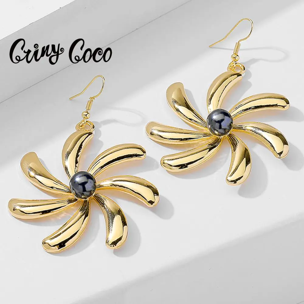 Женские серьги подвески с жемчугом Cring Coco золотого цвета в форме цветка массивное