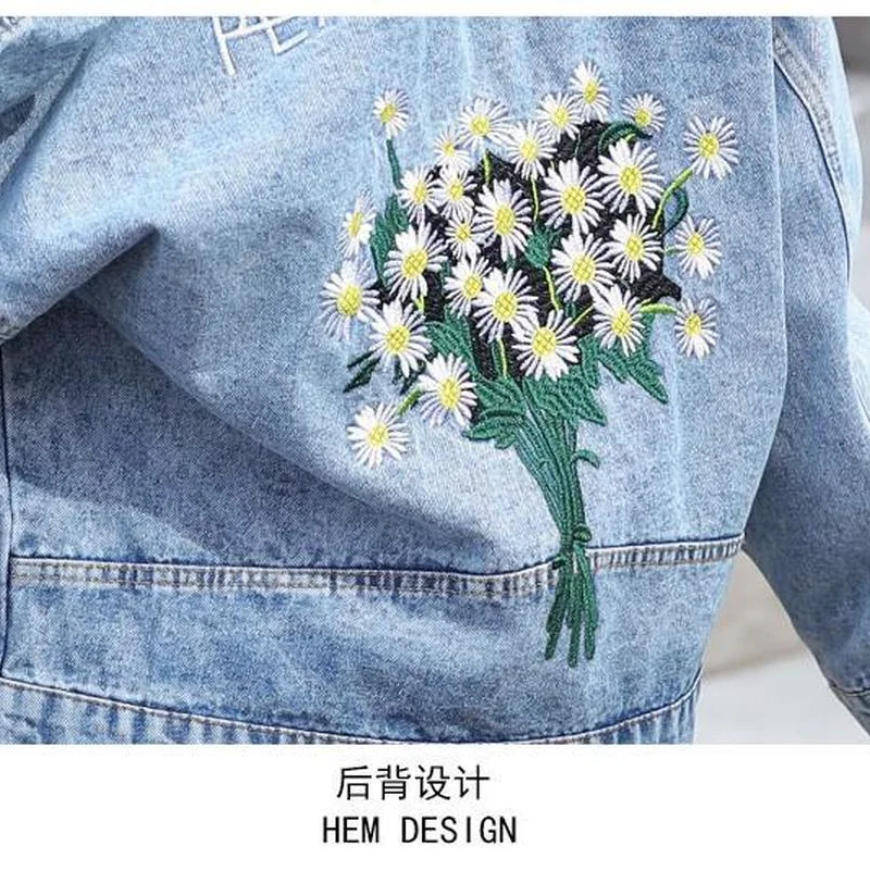 Женская джинсовая куртка укороченная синяя с цветочной вышивкой весна-осень