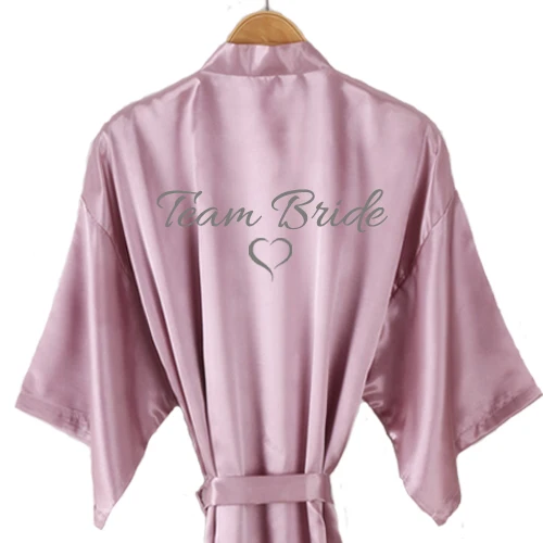 team bride Великолепный mauve халат Атласный Женский атласный короткий кимоно с сердечками дизайн для свадьбы Вечерние одежда для невесты - Цвет: team bride