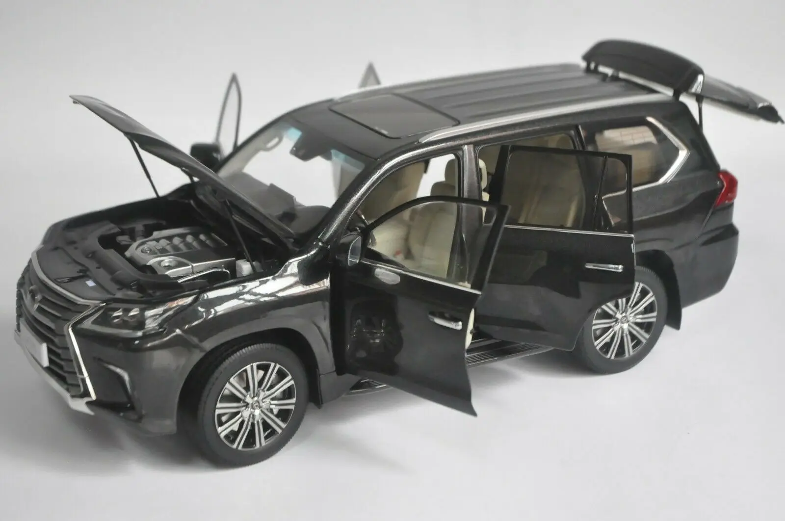 Модель литая в масштабе 1:18 для Lexus LX570 2019 черный Внедорожник игрушечный