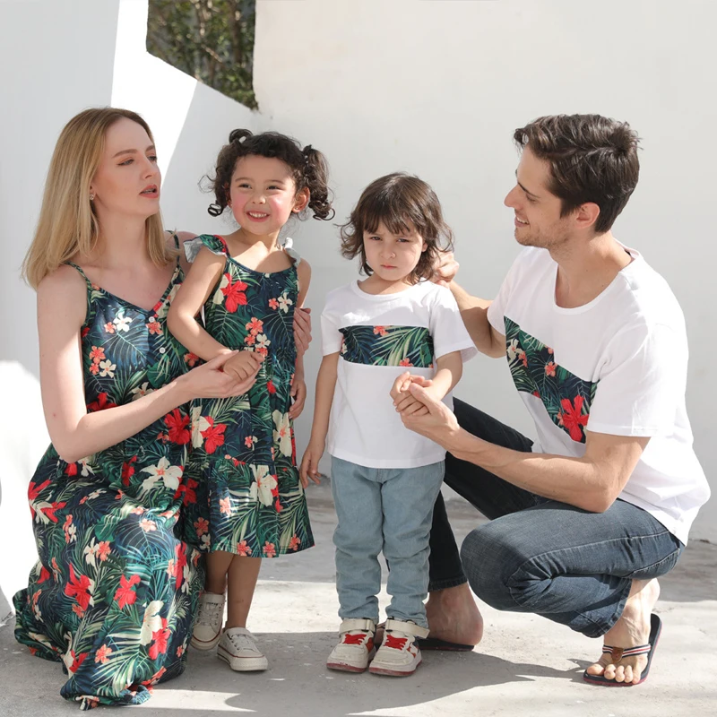 Парные наряды для мамы и дочери летние одинаковые с цветочным принтом папы 2021