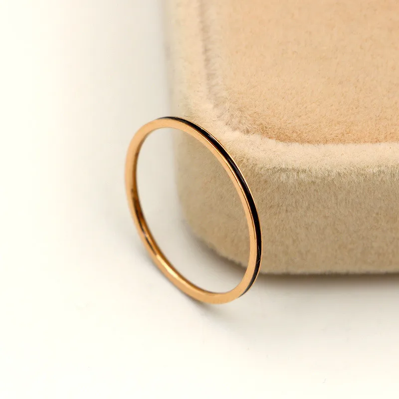 Кольцо женское титановое розовое золото 1 мм тонкое эмалированные модные