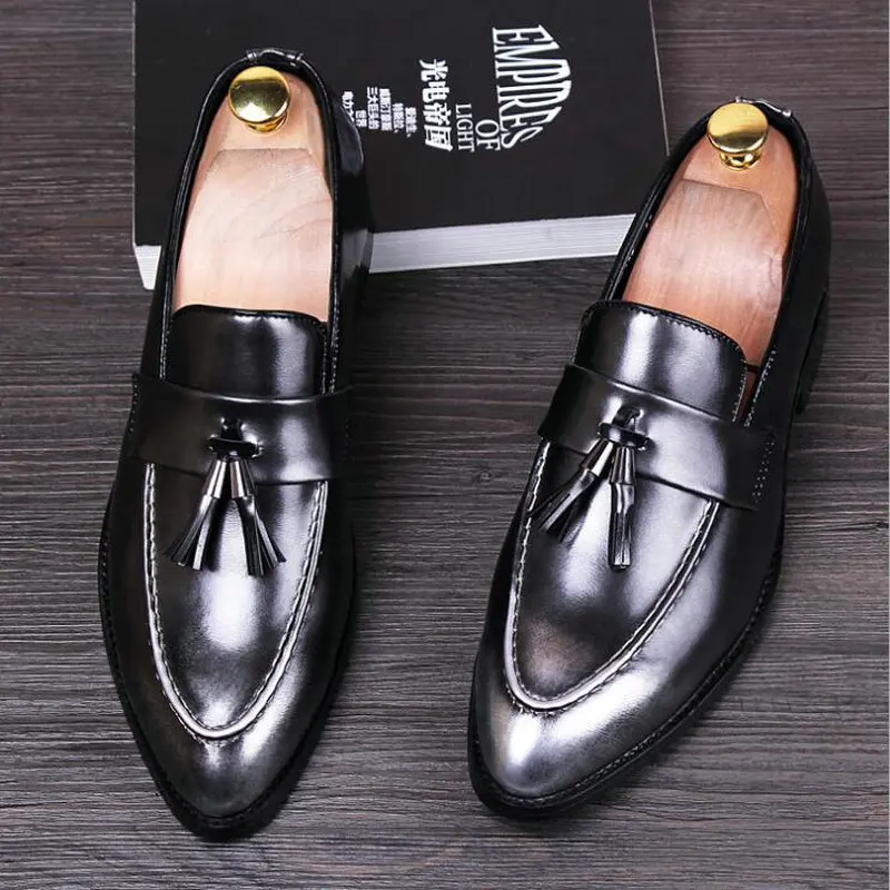 

Brand Male Formal Flats Fashion Oxfords Brogue Shoes Mens Pointed Toe Dress Wedding Shoes Famous Tassel Footwear AD-76