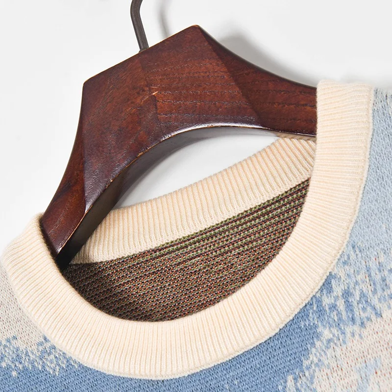 Женский свитер оверсайз с вышивкой длинный вязаный контрастных цветов