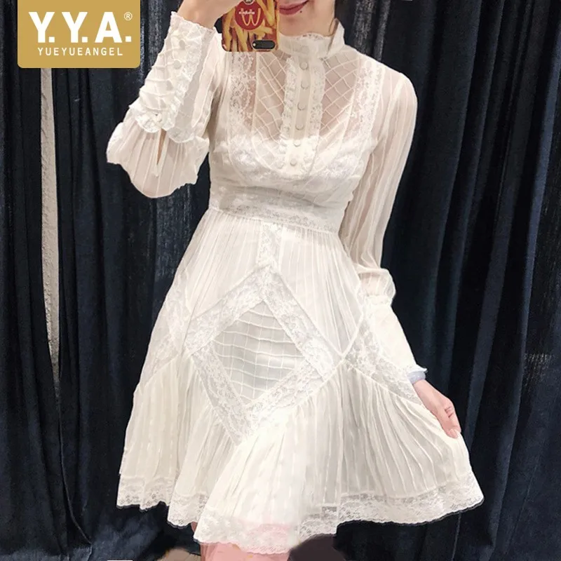 Женское винтажное короткое платье в полоску белое кружевное средней длины с