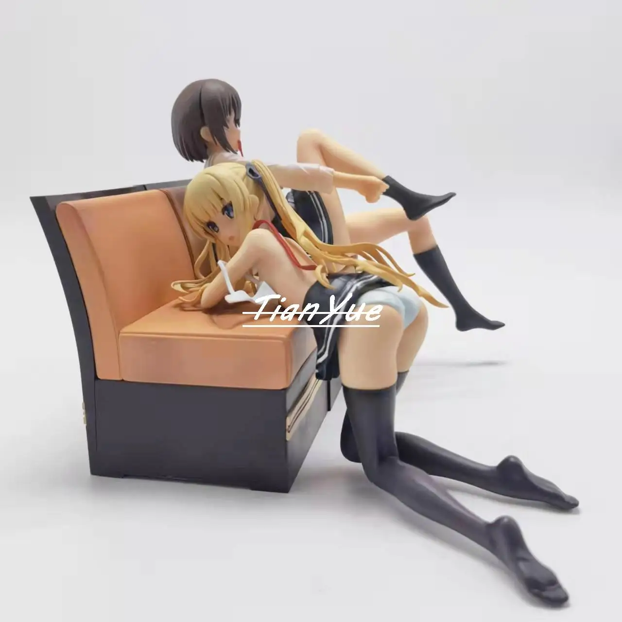 

Фигурка героини аниме саэнаи, Спенсер с диваном из ПВХ