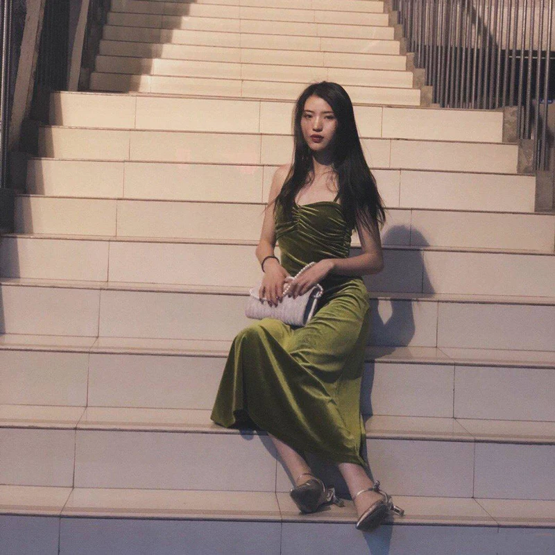 Сексуальное бархатное платье на бретелях с открытой спиной для женщин