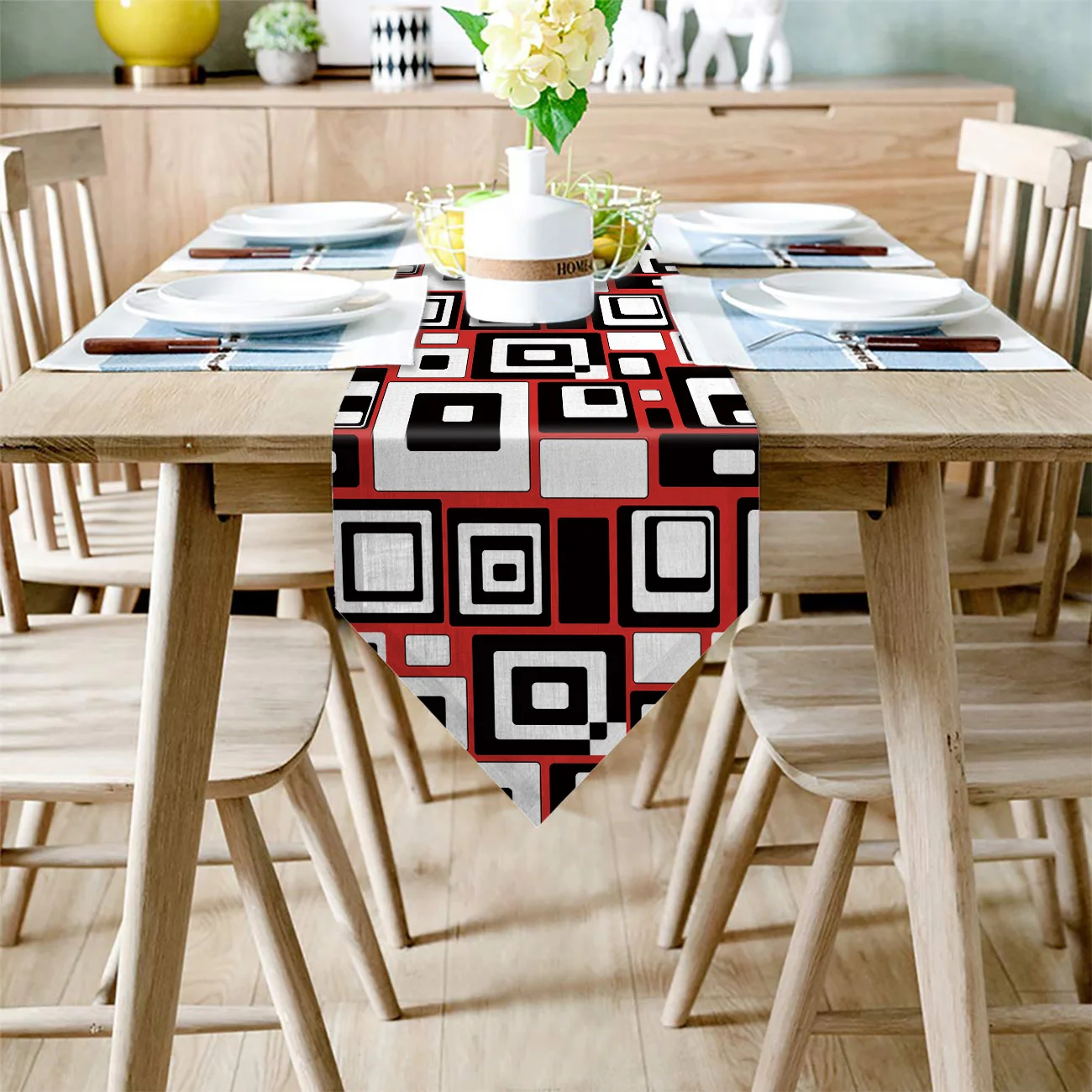 Настольная дорожка в стиле пэчворк с геометрическим рисунком красная черная