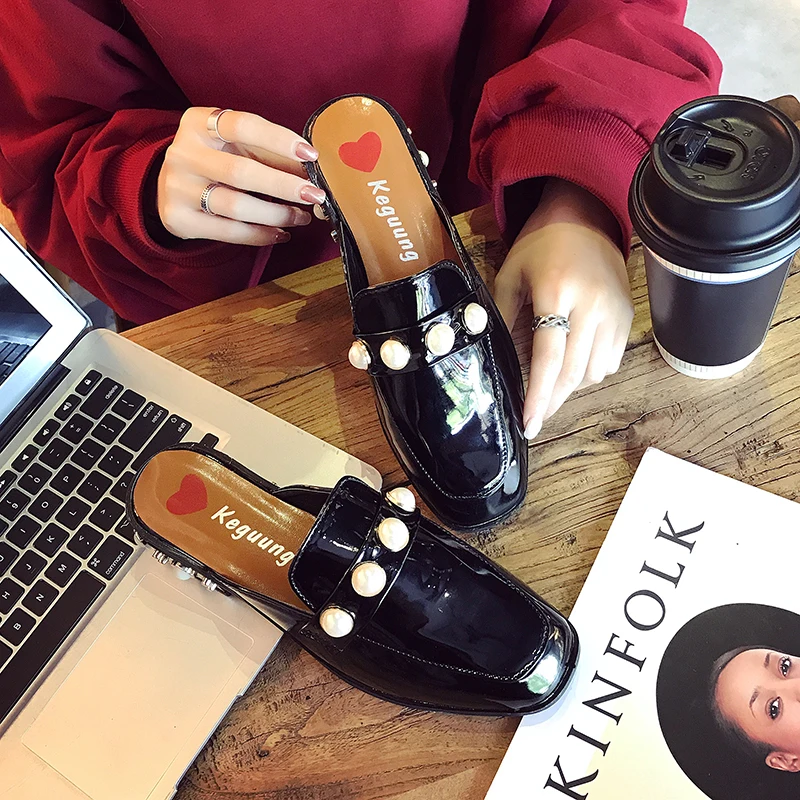 Обувь из лакированной кожи с открытыми пальцами Женские мюли бисера на низком