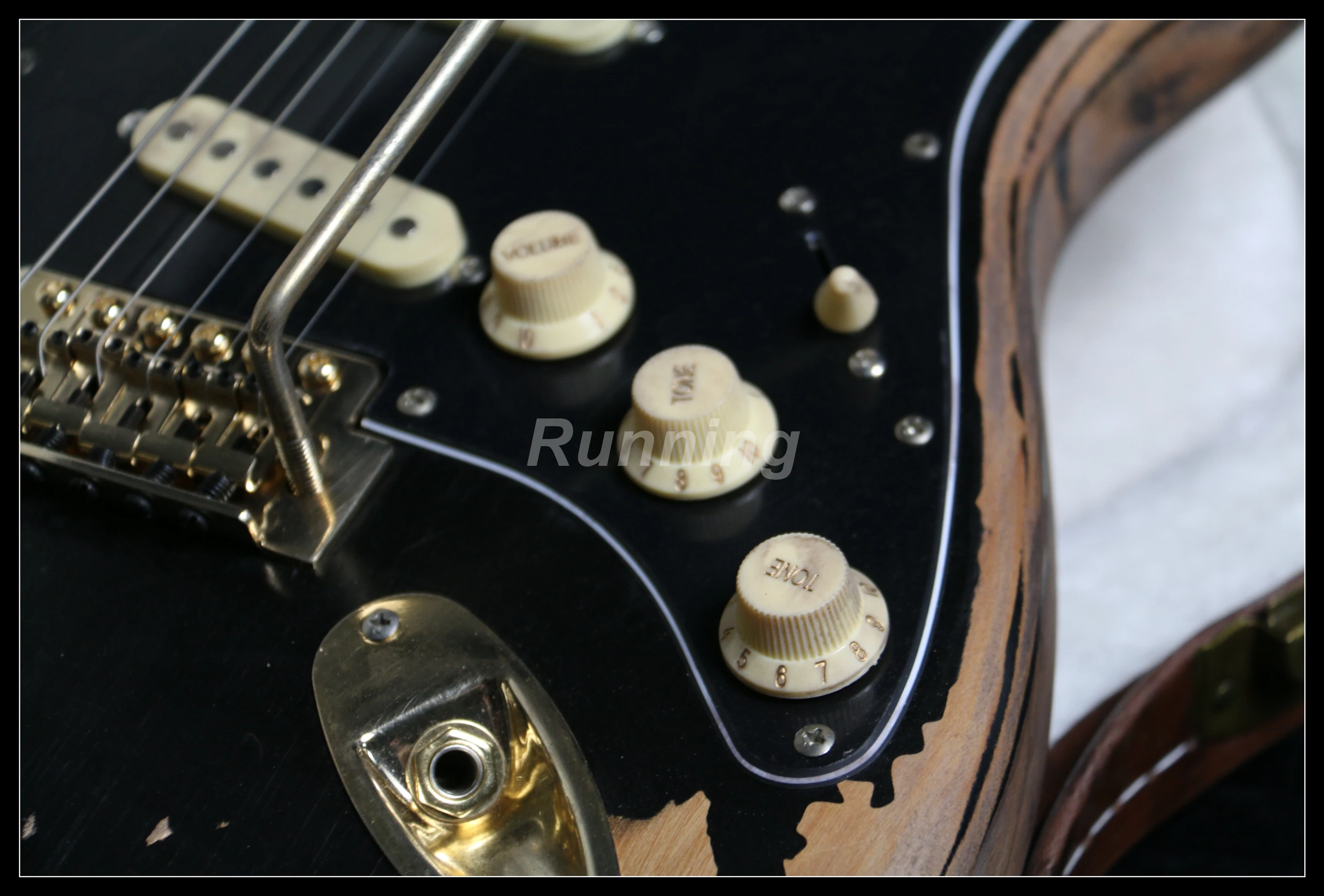 Тяжелая электрическая гитарная Алдер для тела нитрилакер с пятнами Золотое