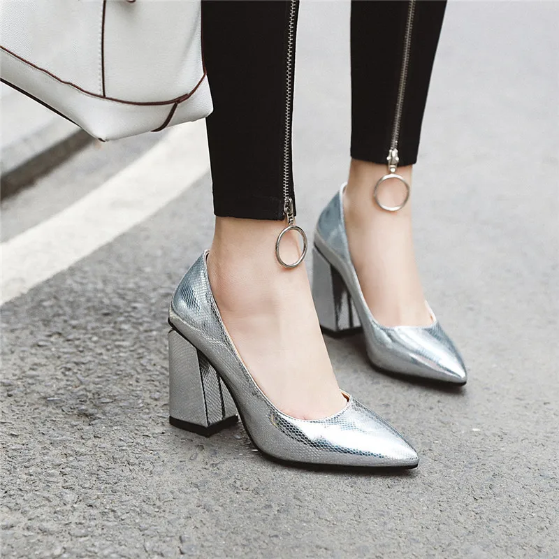 Женские туфли лодочки на блочном каблуке YMECHIC весна 2020 золотистые серебристые