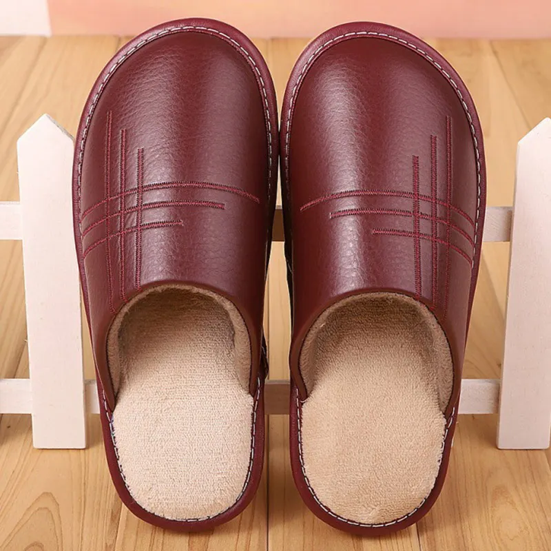Wine red Кожаные тапочки; мужская домашняя обувь для мужчин; зимние тапочки; Новое поступление года; короткие плюшевые тапочки для мужчин; zapatos hombre - Цвет: Wine red