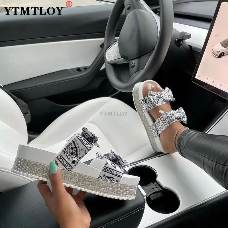 

Шлепанцы женские со стразами и принтом, милые модные тапочки на платформе, сандалии с бантом, пикантные удобные тапочки, большие размеры, ле...