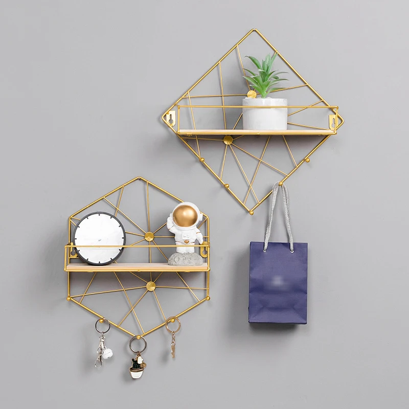 Железная полка для хранения в ванной комнате с оформлением под дерево | Дом и сад