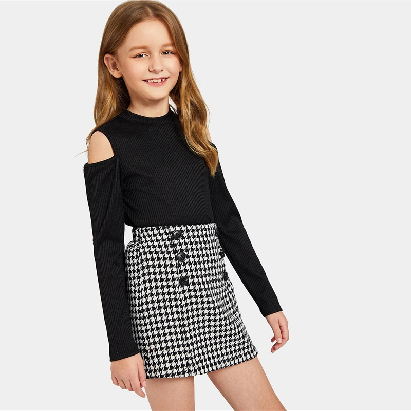 SHEIN/Детский комплект из двух предметов: черная трикотажная футболка с открытыми плечами и юбка в ломаную клетку, г. Осенний повседневный комплект из двух предметов с длинными рукавами
