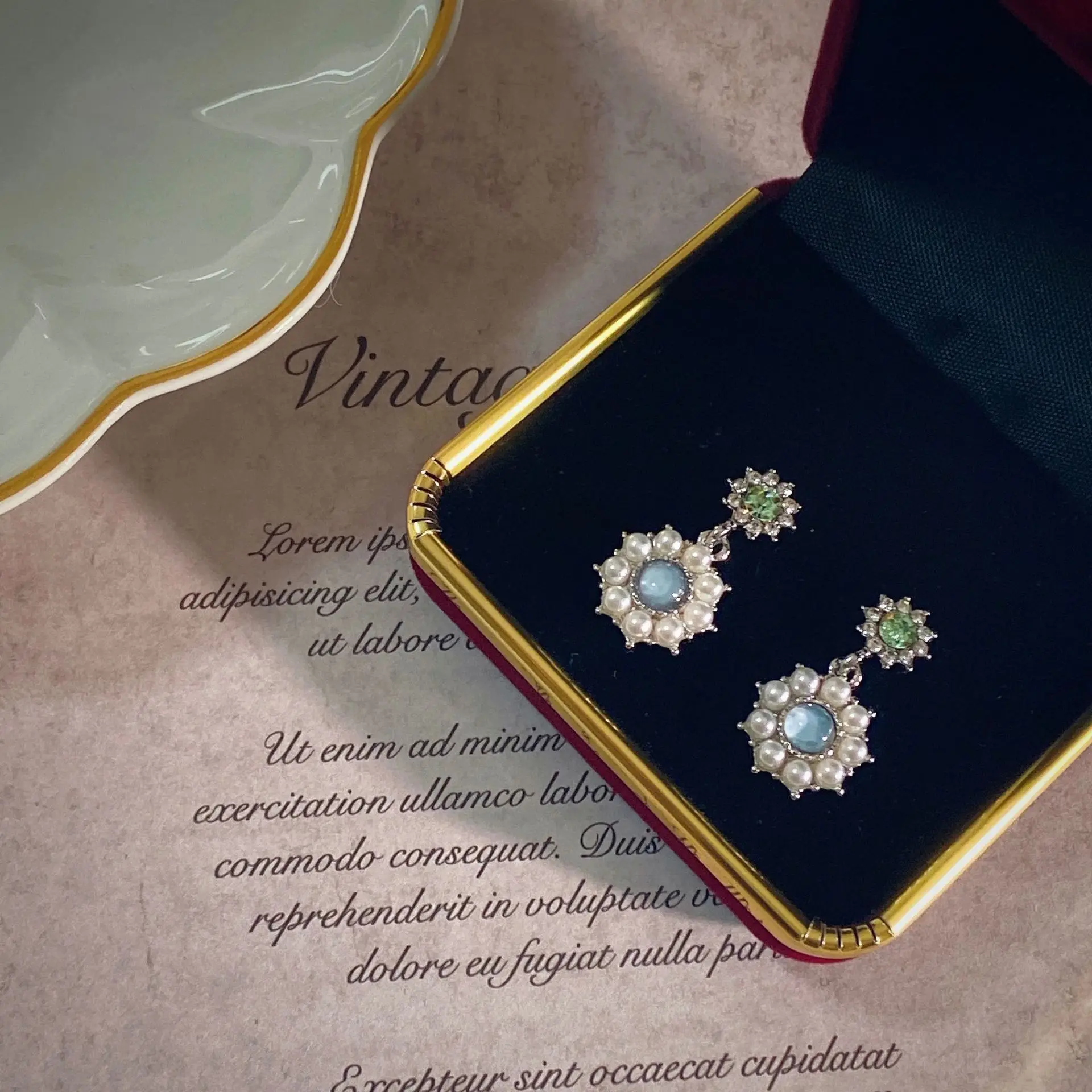 

Fashion Retro Court Exquisite Advanced Simple Sapphire Pearl Earrings