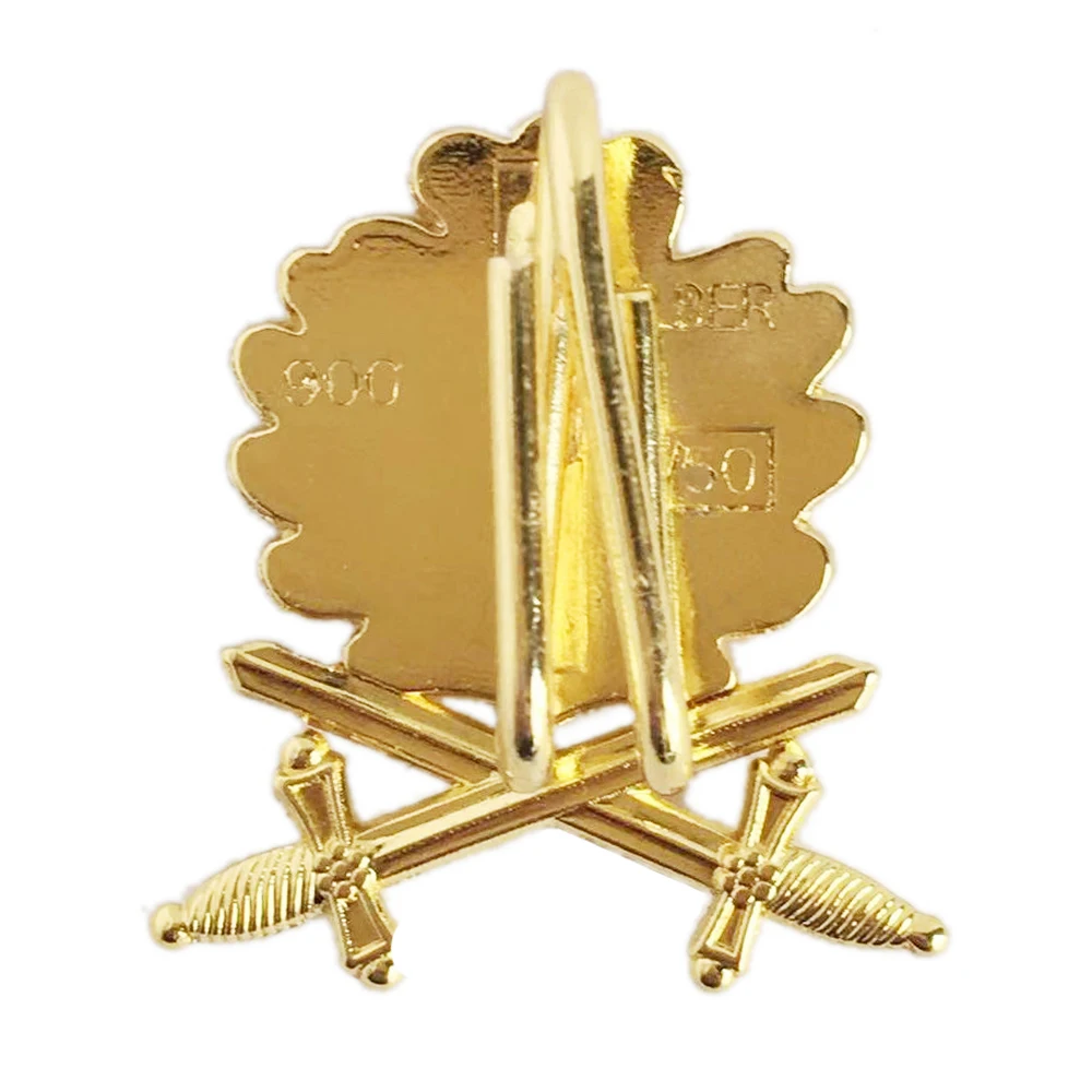 Медаль немецкого рыцаря времен Второй мировой войны с железным крестом и дубовым