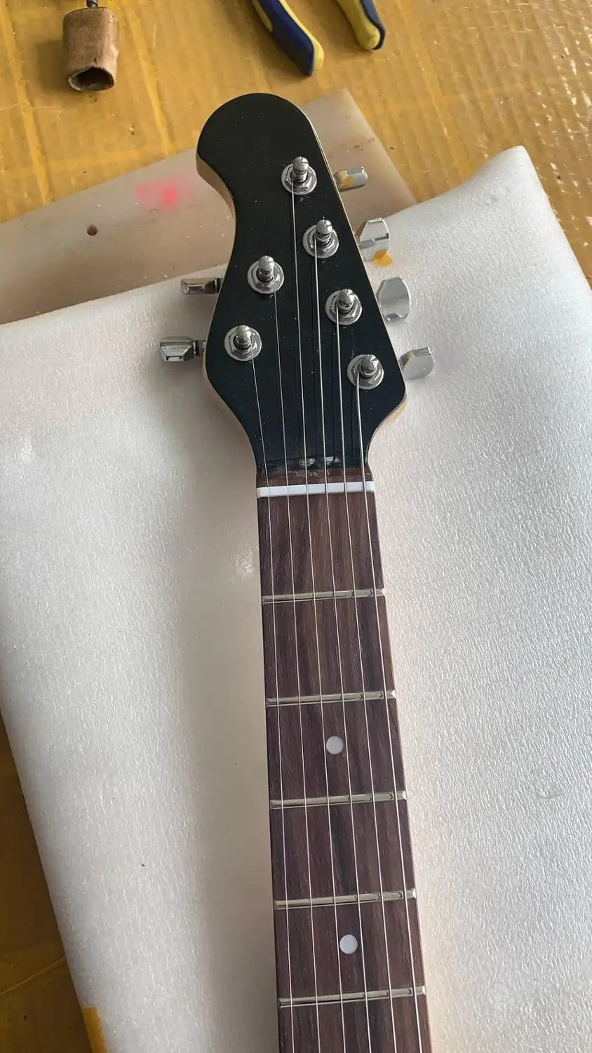 Оптовая продажа новая электрогитара для левшей музыкальной гитары черного цвета