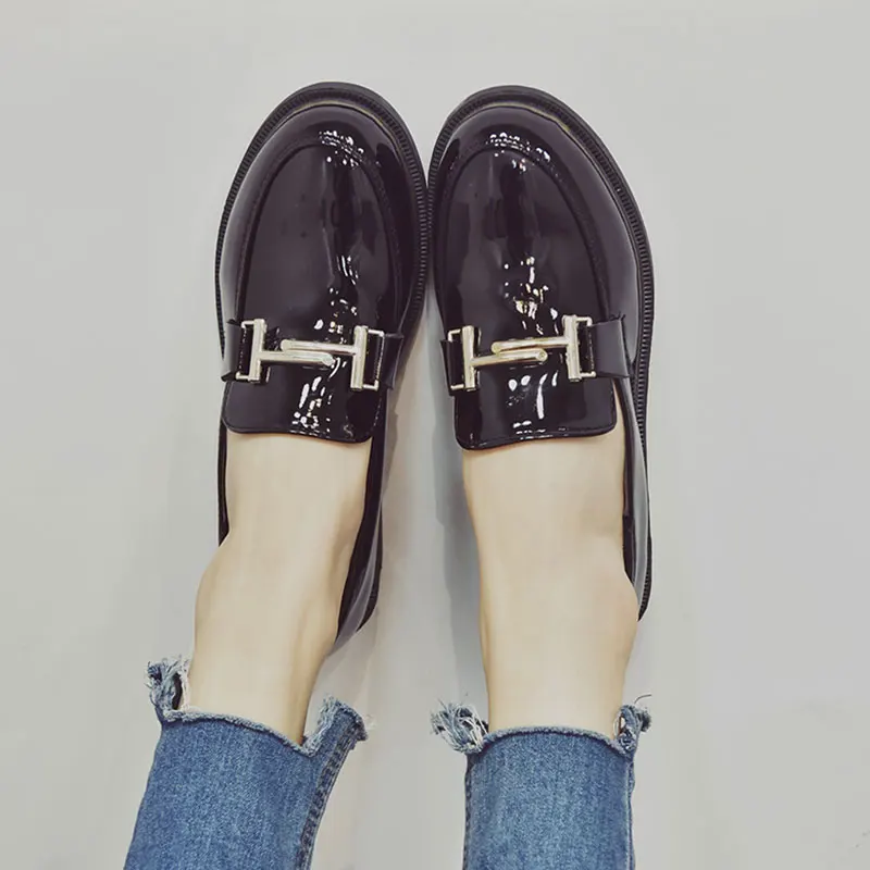 Женские туфли-оксфорды красного цвета лакированные кожаные мокасины на плоской