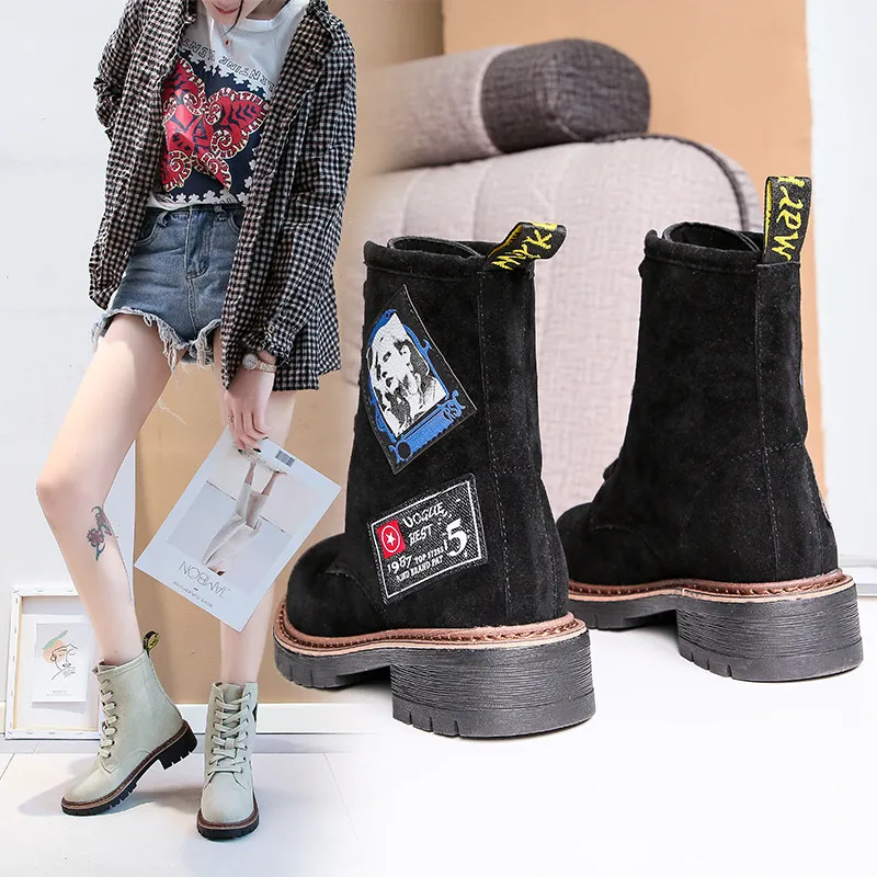 Женские ботинки на плоской подошве в стиле милитари британском с заплатками