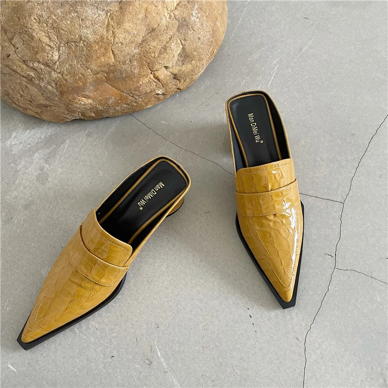 

2022 г., весенние женские тапочки элегантная обувь без шнуровки с острым носком женские сандалии для отдыха на высоком квадратном каблуке лет...