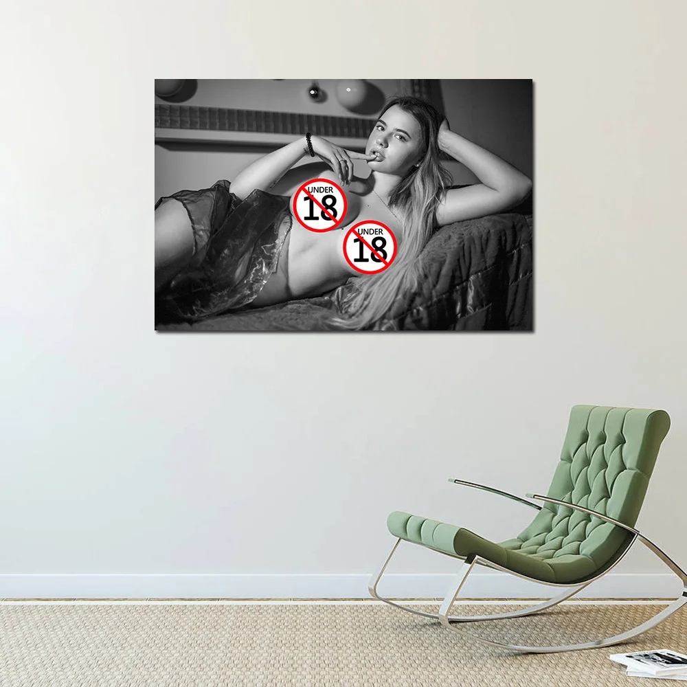 Красивая девушка горячее тело Сексуальная модель черно-белая фотография