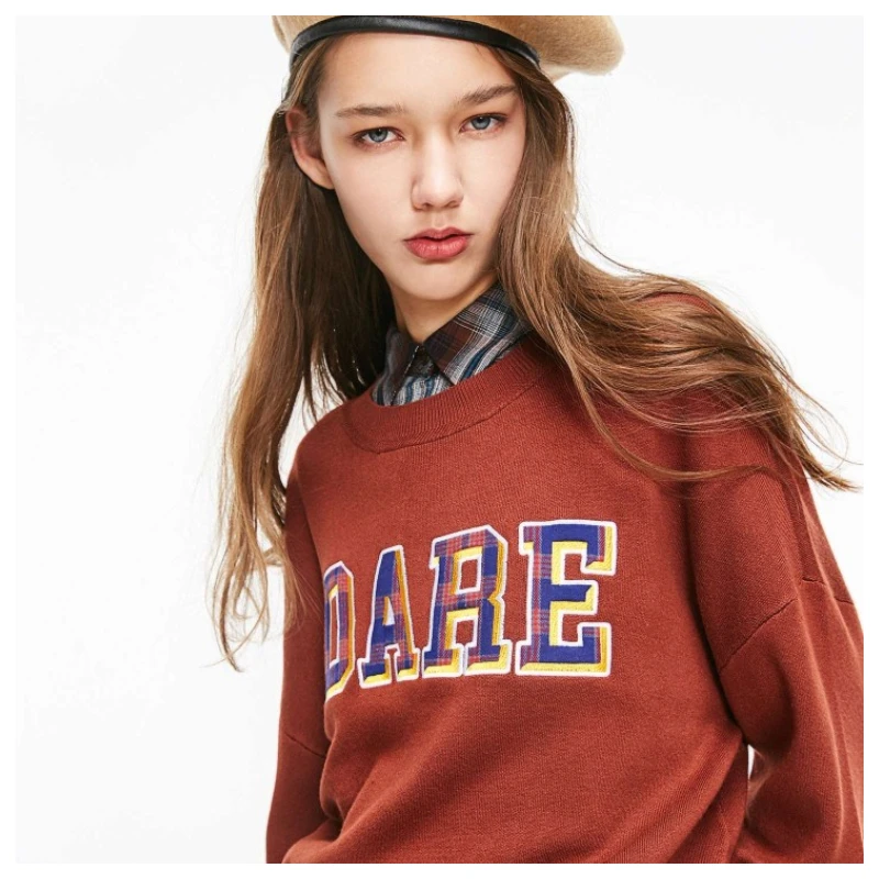 Только женский свободный свитер в клетку с буквенным принтом | 119124524 Женская