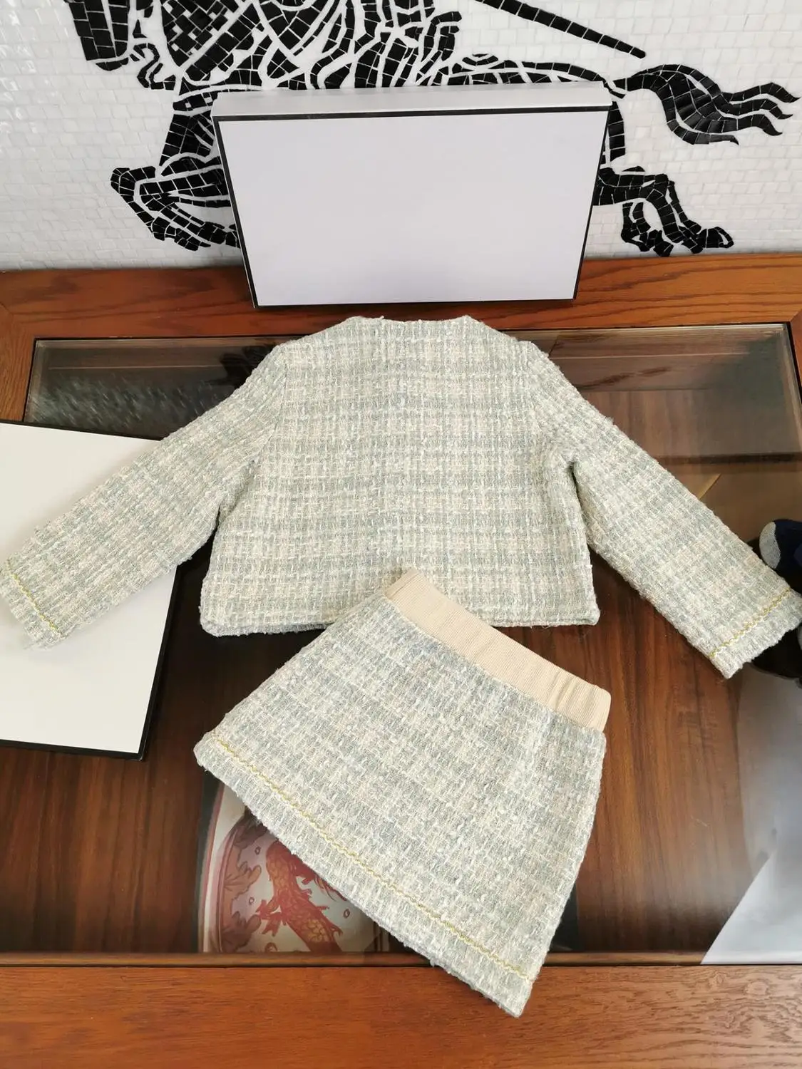 Luxury Brand New Design Girls Clothes Suit Two Piece Long Sleevel Bow Flower Brooch Open Stitch Cashmere Short Skirt |