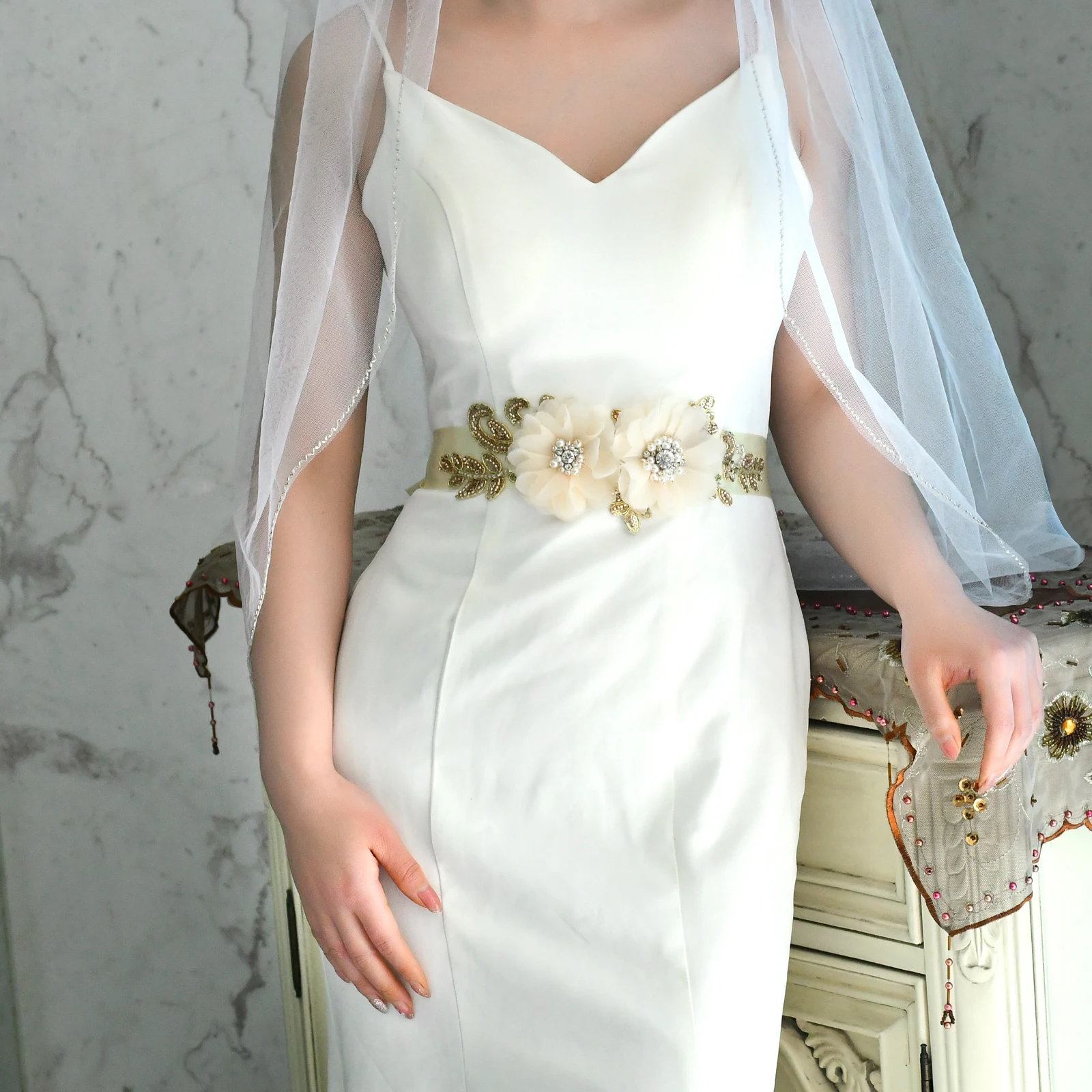 

Брендовые Свадебные аксессуары ручной работы 100%, тонкие ремни с жемчугом, простые блестящие женские украшенные красные чулки, модные цветк...