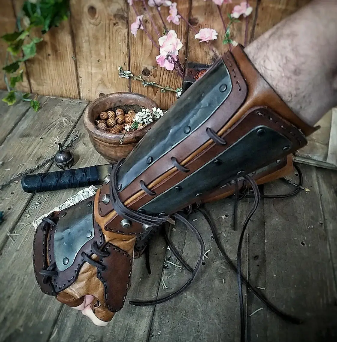 Средневековые ретро готические перчатки для езды на мотоцикле с открытыми пальцами, завязками из кожи и длинными перчатками солдата, боевой бойцовской косплей брони.